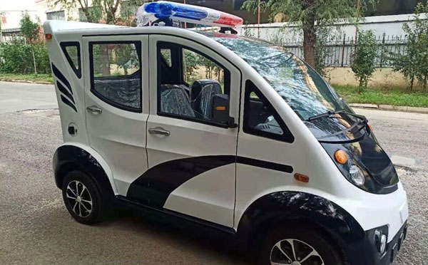 称多警用巡逻车
